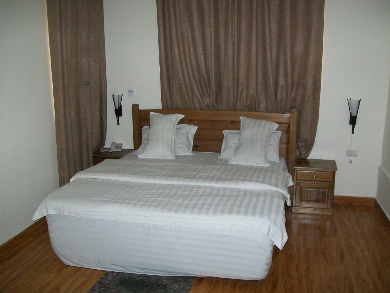 Ampomaah Hotel Аккра Экстерьер фото